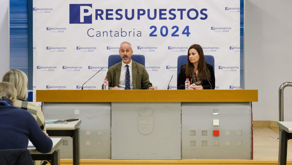 El consejero de Educación, Formación Profesional y Universidades, Sergio Silva, informa, en rueda de prensa, de los presupuestos de su departamento para 2024