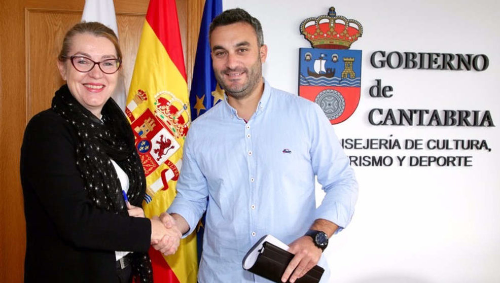 La consejera de Cultura, Turismo y Deporte, Eva Guillermina Fernández, se reúne con el alcalde de Ribamontán al Monte, Joaquín Arco
