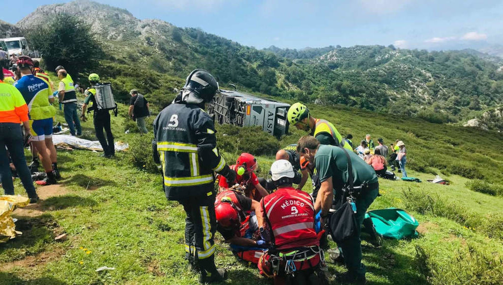 Efectivos del SEPA atienden a una de las heridas en el vuelco de un autobús en la subida a los Lagos de Covadonga