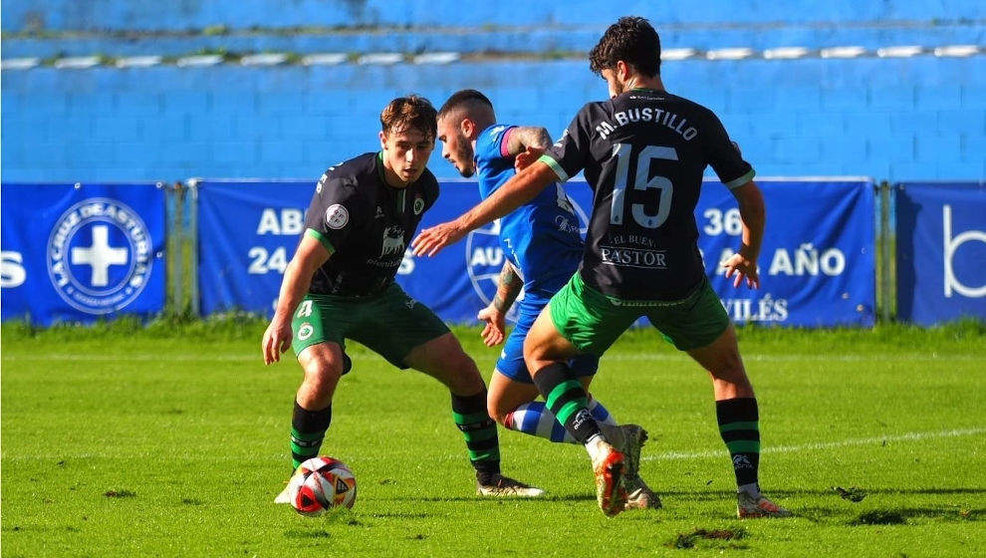 Marcos Bustillo disputa un balón con un jugador del Real Avilés