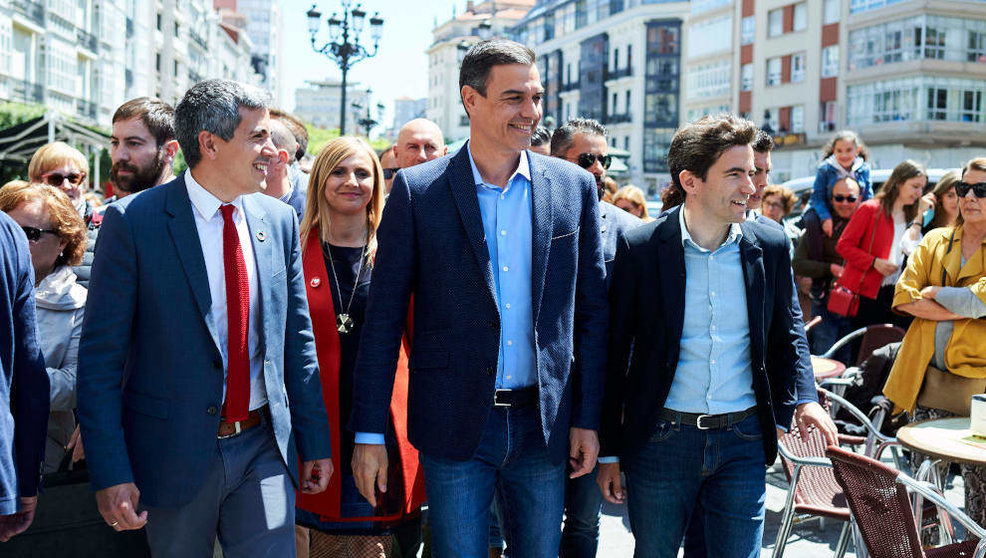 Pablo Zuloaga, el presidente del Gobierno en funciones y secretario general del PSOE, Pedro Sánchez, y el candidato del PSOE a la alcaldía de Santander, Pedro Casares