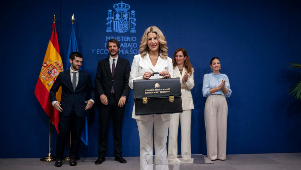 La vicepresidenta segunda y ministra de Trabajo y Economía Social, Yolanda Díaz, posa con su cartera