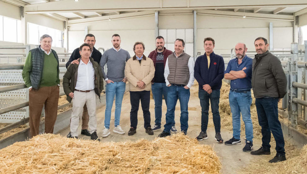 El consejero de Desarrollo Rural, Ganadería, Pesca y Alimentación, Pablo Palencia, visita Ganados Presmanes, en Galizano