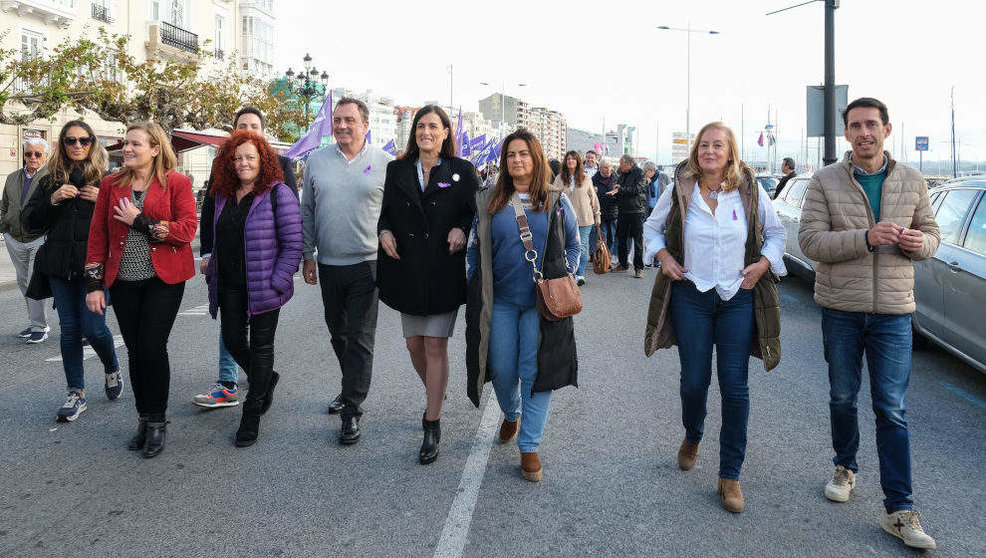 Varias autoridades, entre ellas la consejera Igualdad, Begoña Gómez del Río, participan en la marcha del 25N en Santander