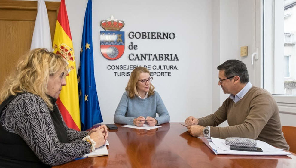 La consejera de Cultura, Turismo y Deporte, Eva Guillermina Fernández, y el alcalde de Ruiloba, Julio Pinna