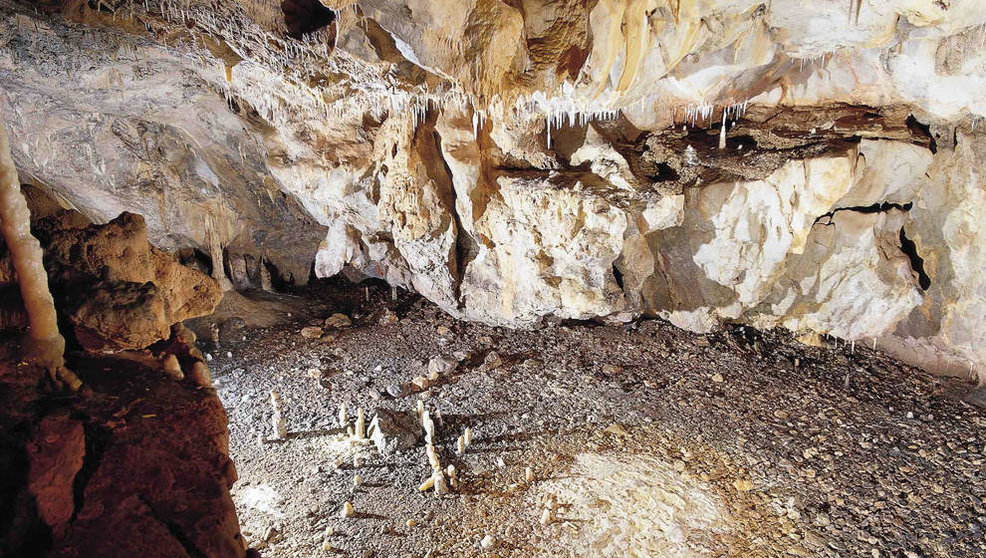 Cabaña paleolítica descubierta en la cueva de La Garma