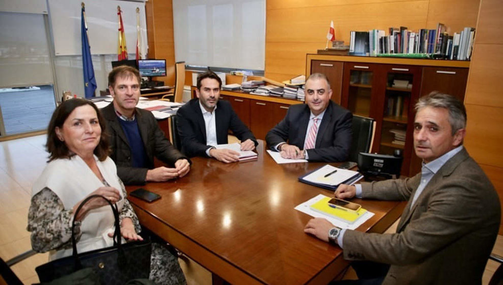 Reunión del consejero de Fomenrto, Roberto Media, con los presidentes de CEOE y Cámara de Comercio de Cantabria.