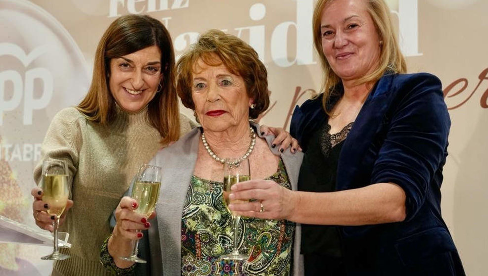 De izquierda a derecha: La presidenta de Cantabria y del PP autonómico, María José Sáenz de Buruaga; Sofía Juaristi, 'Afiliada relevante 2023', y la secretaria autonómica del partido, María José González Revuelta 