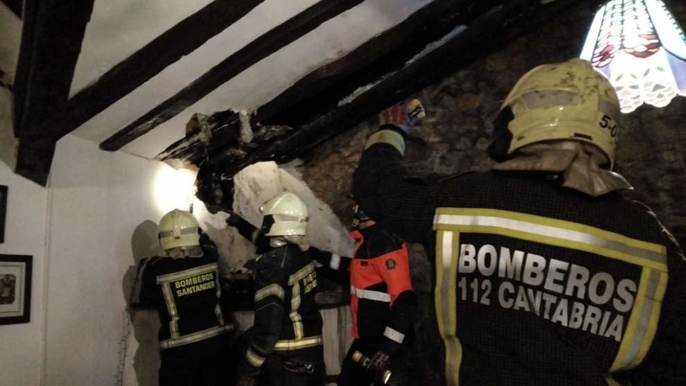 Bomberos sofocan un incendio en una chimenea en Liérganes