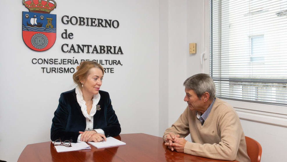 La consejera de Cultura, Turismo y Deporte, Eva Guillermina Fernández, y el alcalde de Herrerías, Ramón Cuesta