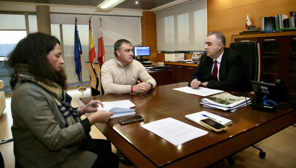 El consejero de Fomento, Ordenación del Territorio y Medio Ambiente, Roberto Media (derecha), con el alcalde de Ruesga, José Ramón Ochoa (centro)