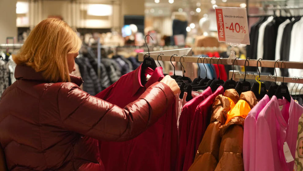 Una mujer revisa ropa en el centro comercial El Corte Inglés