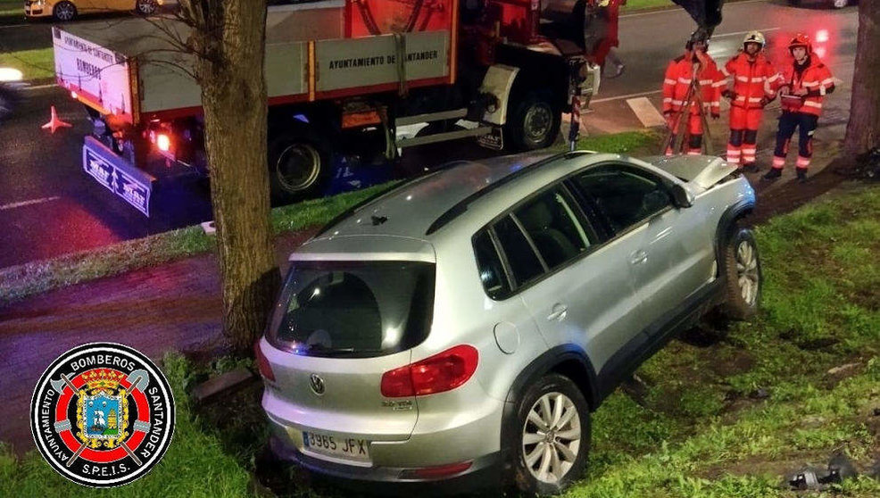 Bomberos de Santander liberan un vehículo accidentado en la Avenida de la Constitución