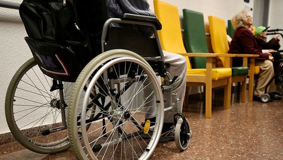 Persona dependiente en silla de ruedas
