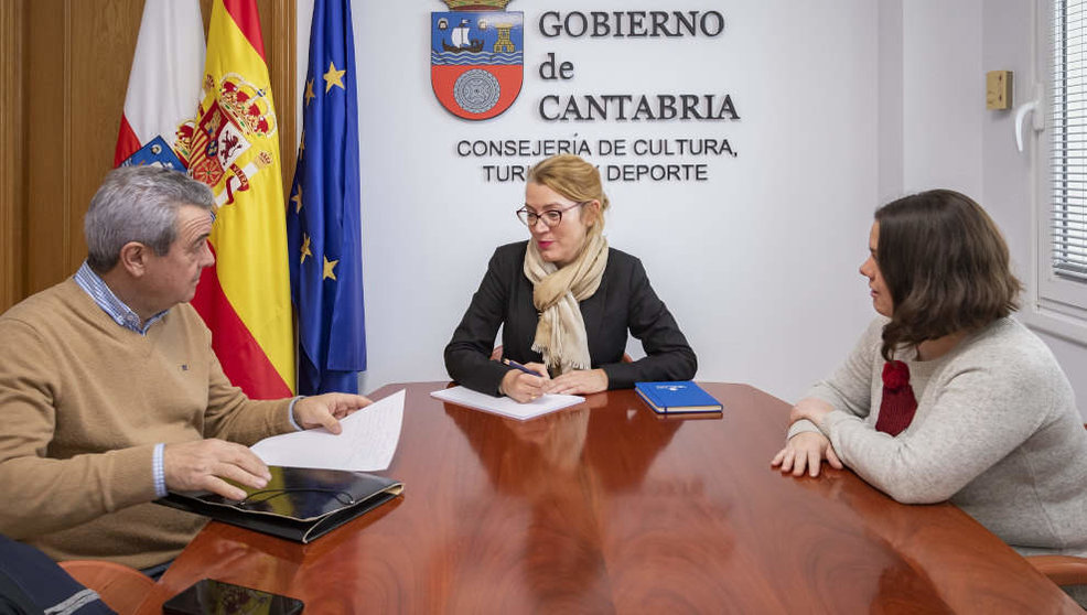 La consejera de Cultura, Turismo y Deporte, Eva Guillermina Fernández, se reúne con el alcalde de Polaciones, Vicente Gómez
