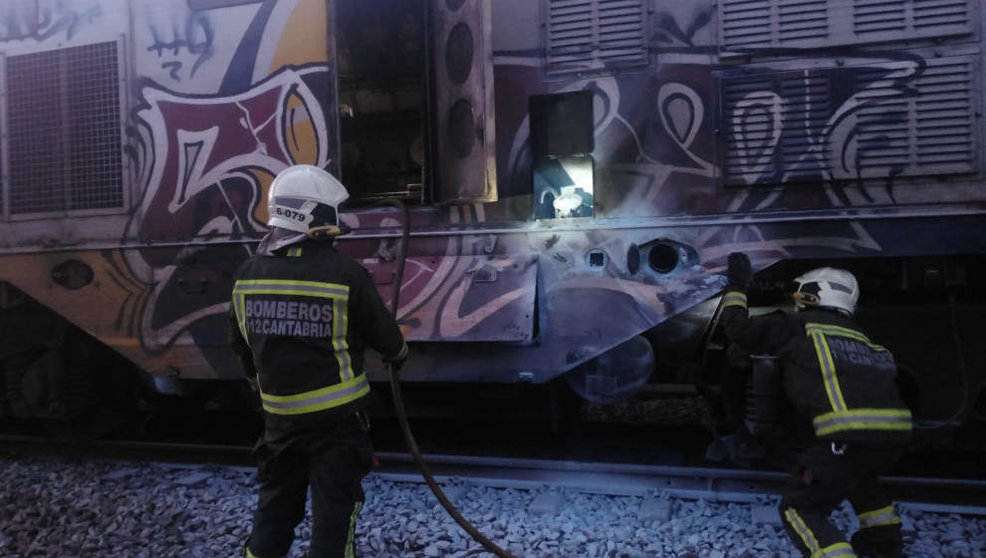 Bomberos extinguen el incendio de una locomotora