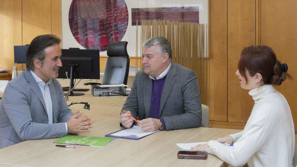 El consejero de Economía y Hacienda, Luis Ángel Agüeros, se reúne con el alcalde de Camargo, Diego Movellán