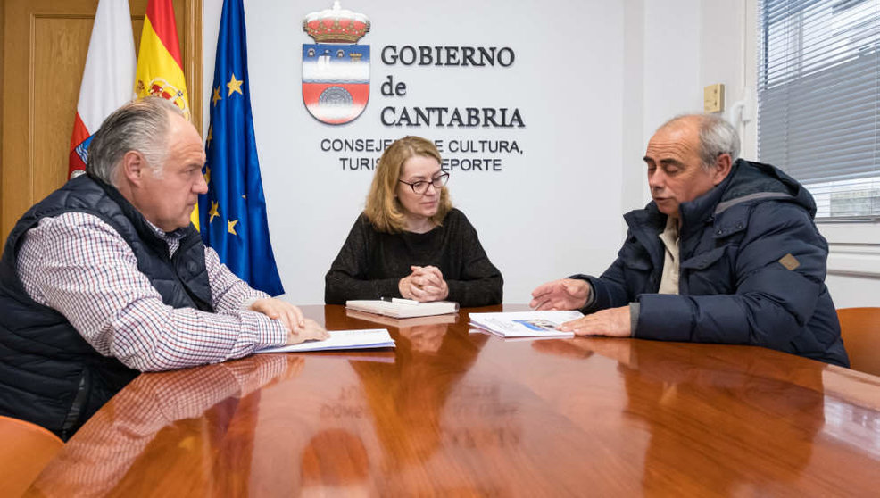 La consejera de Cultura, Turismo y Deporte, Eva Guillermina Fernández, se reúne con el alcalde de Saro, Miguel Ángel Prieto