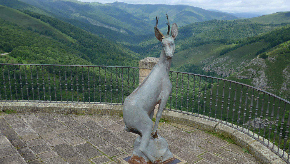 Estatua del corzo en el mirador de La Cardosa antes de que le cortasen los cuernos | Foto: Wikipedia