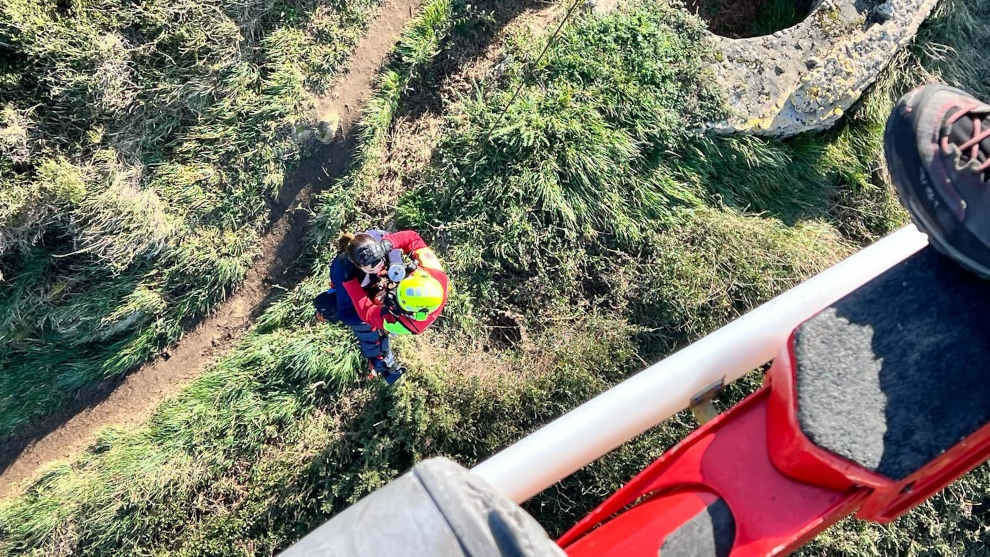 Rescate en helicóptero de una mujer con un tobillo roto en el monte Tolio
