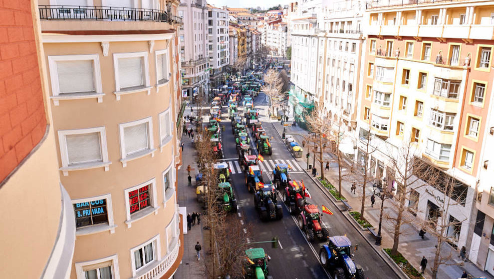 Manifestantes y tractores, con pancartas y banderas de España, en una marcha hacia la Plaza de Correos