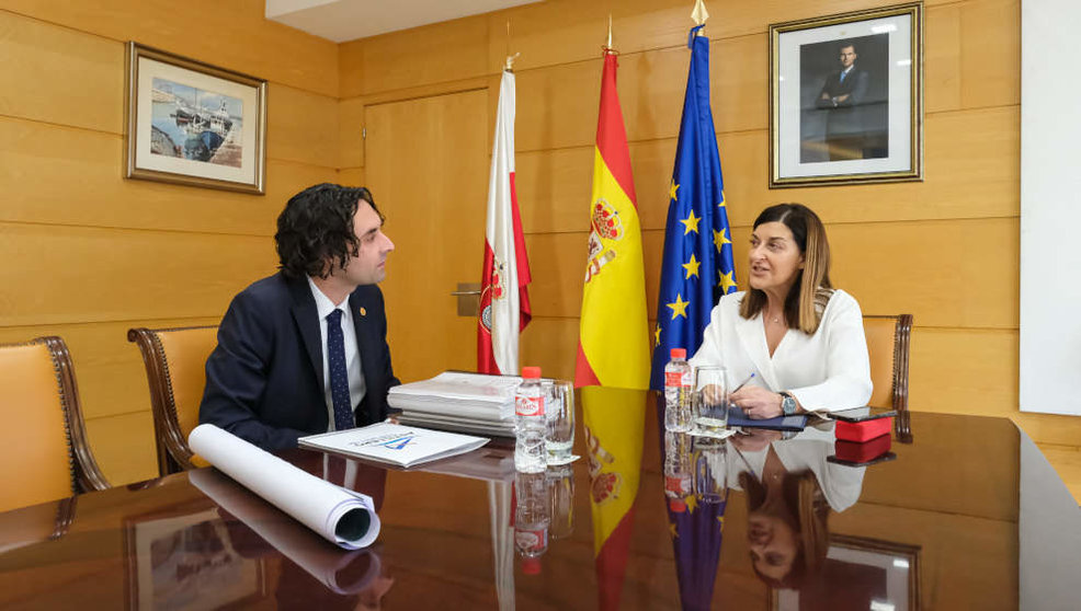 La presidenta del Gobierno, María José Sáenz de Buruaga, recibe al alcalde de Astillero, Javier Fernández Soberón