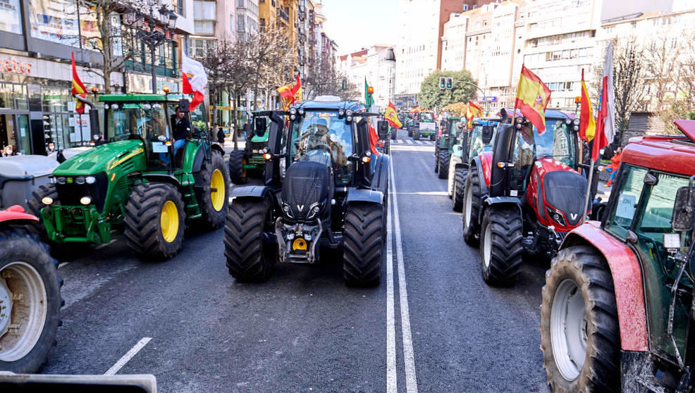 Manifestantes y tractores, con pancartas y banderas de España, en una marcha hacia la Plaza de Correos, a 4 de marzo de 2022, en Santander