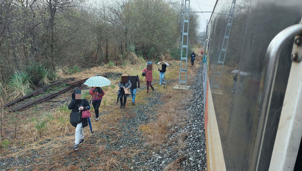 Pasajeros de un tren de Cercanías averiado en Cantabria se bajan "en mitad de la vía"