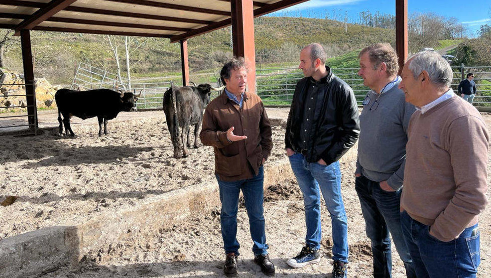 El consejero de Desarrollo Rural, Pablo Palencia, visita las instalaciones de Carnicería Quintana y de la Ganadería La Sechada  