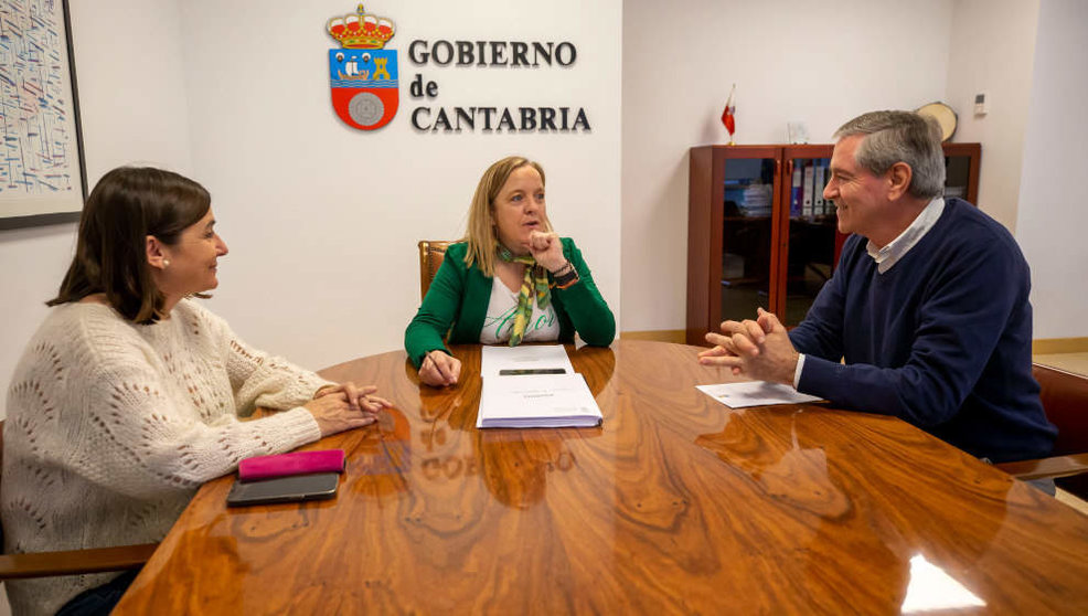 La consejera de Presidencia, Justicia, Seguridad y Simplificación Administrativa, Isabel Urrutia, se reúne con el alcalde de Suances, Andrés Ruiz Moya