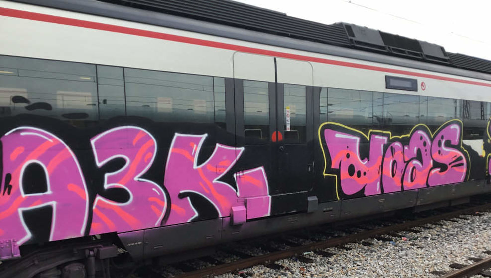 Tren con grafiti