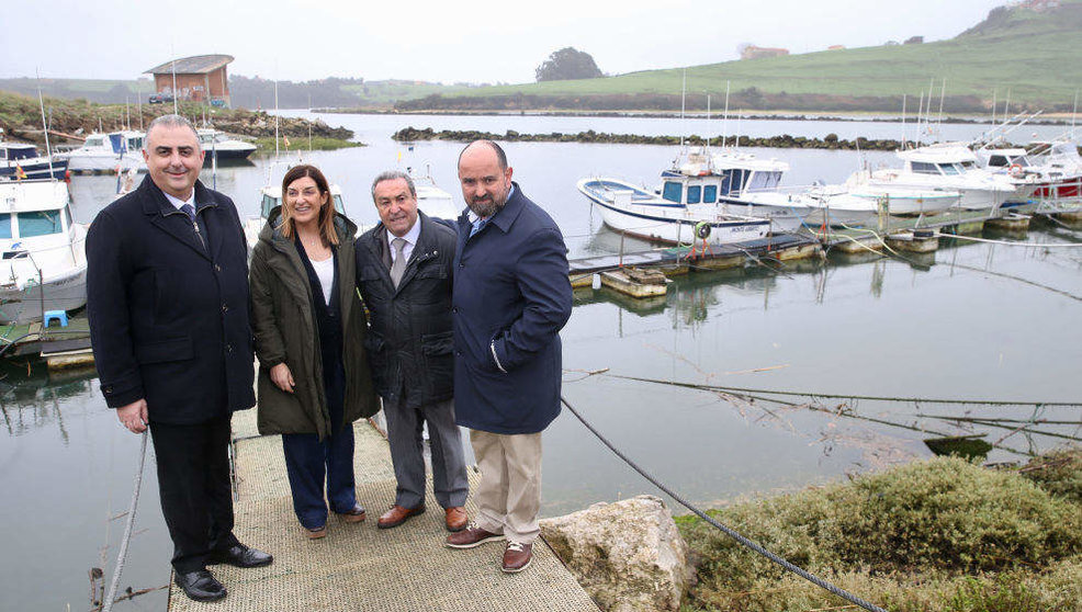 La presidenta de Cantabria, María José Sáenz de Buruaga, visita las instalaciones portuarias de La Pozona, en Cuchía