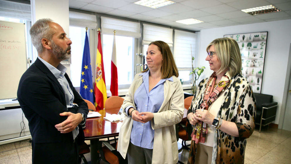 El consejero de Educación, Sergio Silva, y la alcaldesa de Ampuerto, Amaya Fernández