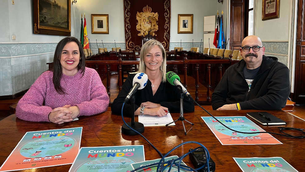 La alcaldesa de Castro Urdiales, Susana Herran, la concejala Elena García y Julianini presentan 'Cuentos del mundo'