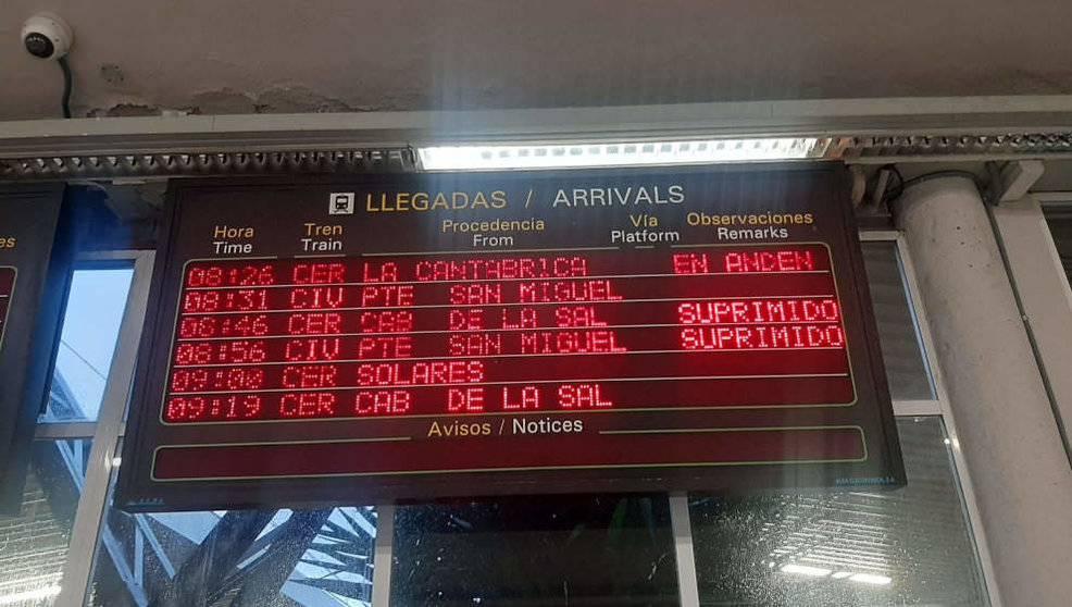 Panel informativo de la estación de trenes de Santander con supresiones de trenes por la avería de uno en la vía
