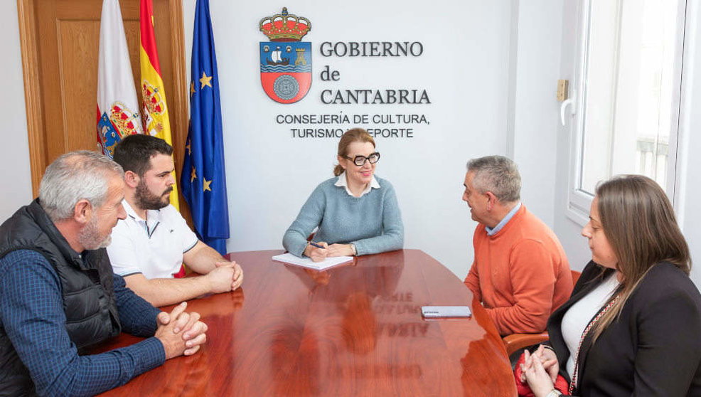 La consejera de Cultura, Turismo y Deporte, Eva Guillermina Fernández, recibe al alcalde de Hazas de Cesto, Enrique Lastra