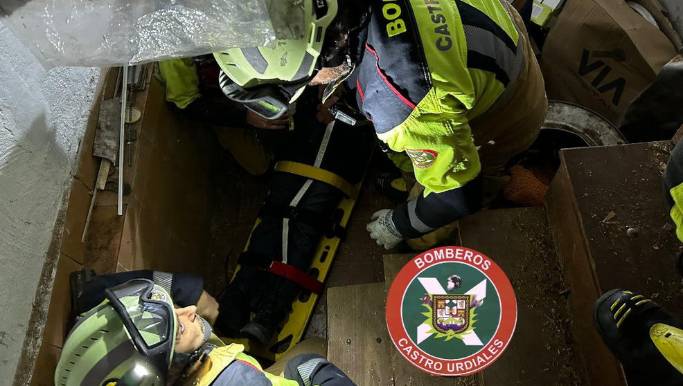  Extracción e inmovilización de una persona caída en el foso de un sótano. 