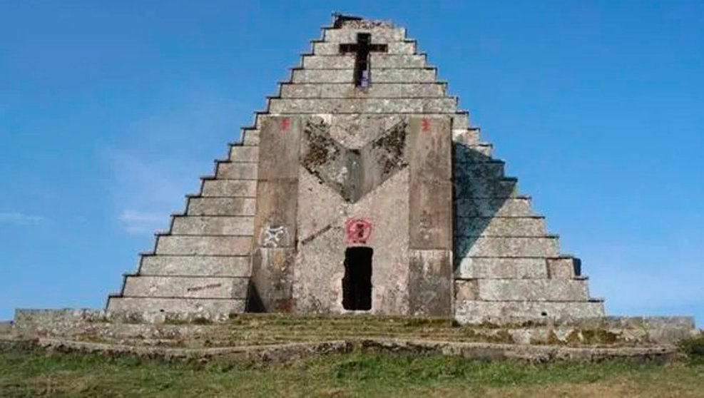 Pirámide de los Italianos, en el Puerto del Escudo