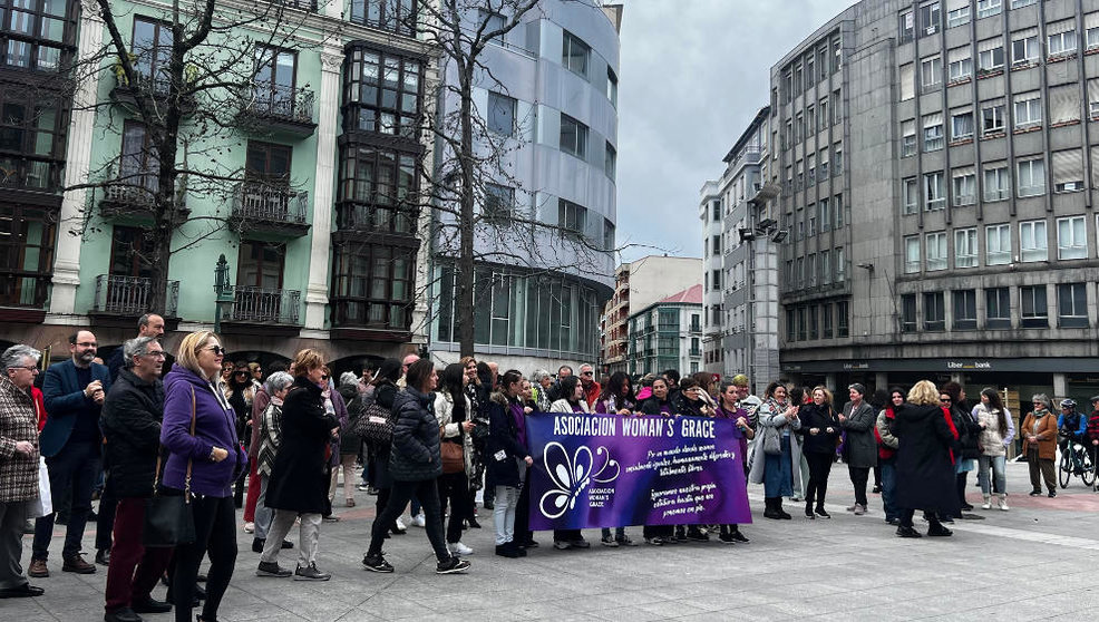 Decenas de personas se suman a las proclamas feministas en Torrelavega Nosotras sí somos manada