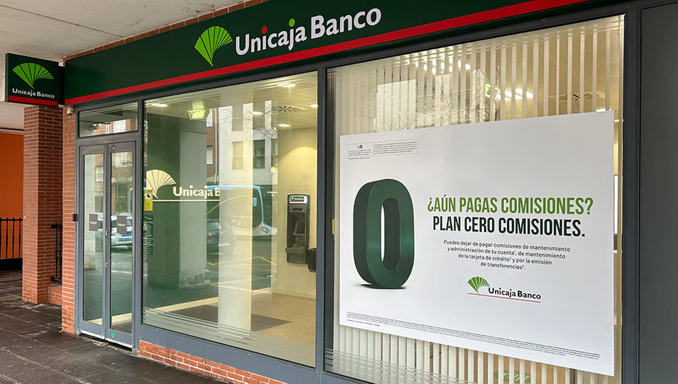 Oficina de Unicaja Banco con la publicidad del Plan Cero Comisiones | Foto: edc