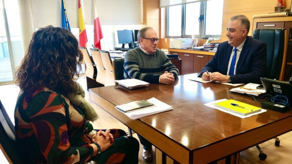 El consejero de Fomento, Ordenación del Territorio y Medio Ambiente, Roberto Media, se reúne con el alcalde de Campoo de Yuso, Eduardo Ortiz