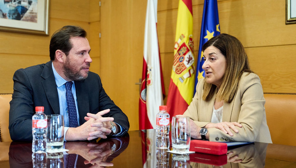 El ministro de Transportes, Óscar Puente, y la presidenta del Gobierno de Cantabria, María José Sáenz de Buruaga