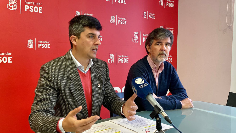 El portavoz del PSOE en el Ayuntamiento de Santander, Daniel Fernández, y el concejal Javier González de Riancho