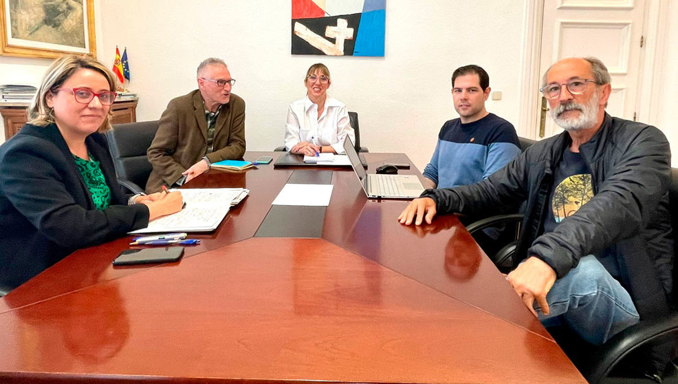 Reunión de la delegada del Gobierno en Cantabria, Eugenia Gómez de Diego (centro) con las Mesas de Movilidad de la región