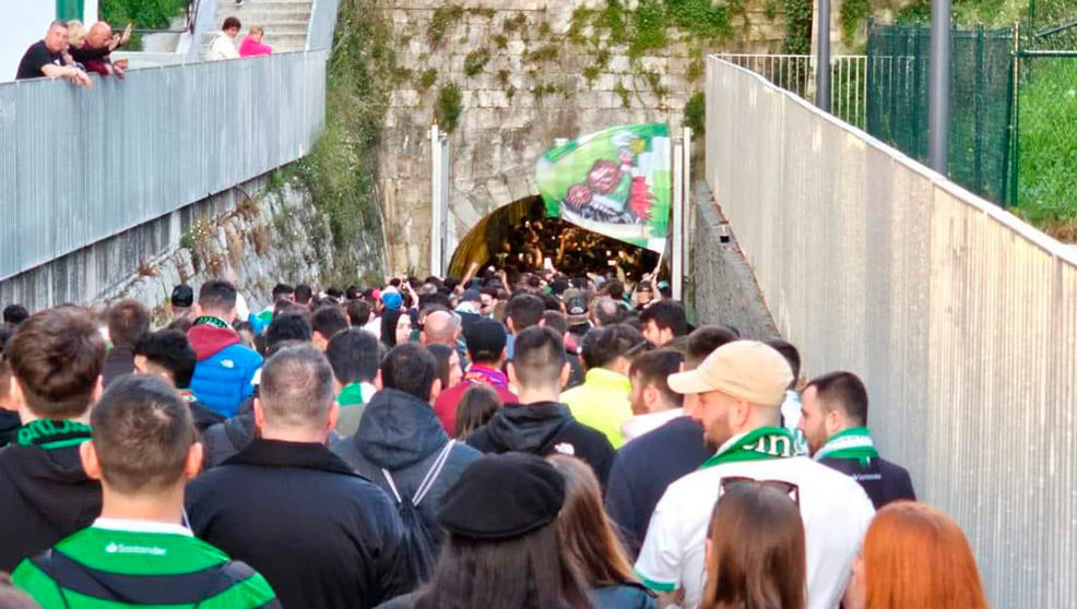 Miles de aficionados del Racing llenan el túnel del tren de Pombo de camino a El Sardinero