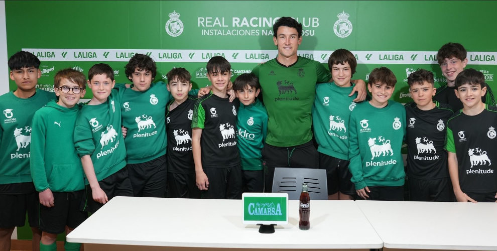 Juan Gutiérez, junto a los niños del Campus del Racing, en las Instalaciones Nando Yosu