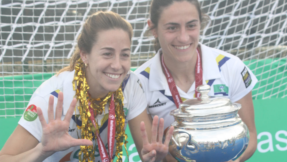 Beatriz Pérez con la Copa junto a su compañera María López, que también logro su novena Copa