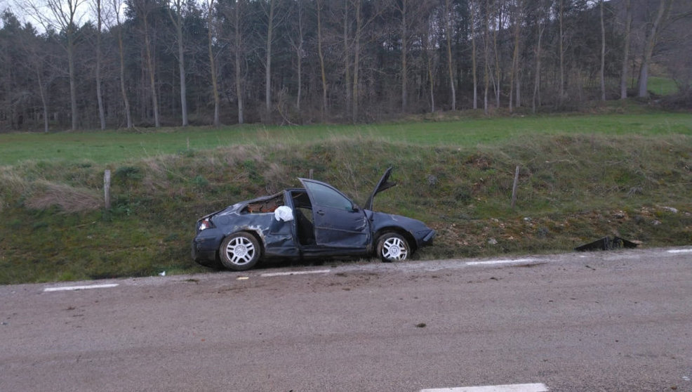 El coche de la joven tras sufrir el accidente  