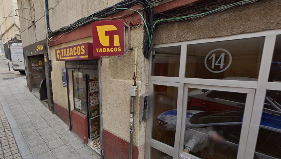 Estanco ubicado en el número 14 de la calle San Simón de Santander | Foto: Google Maps