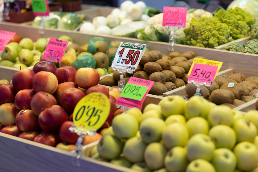 Manzanas y otras frutas en una frutería en un puesto de un mercado